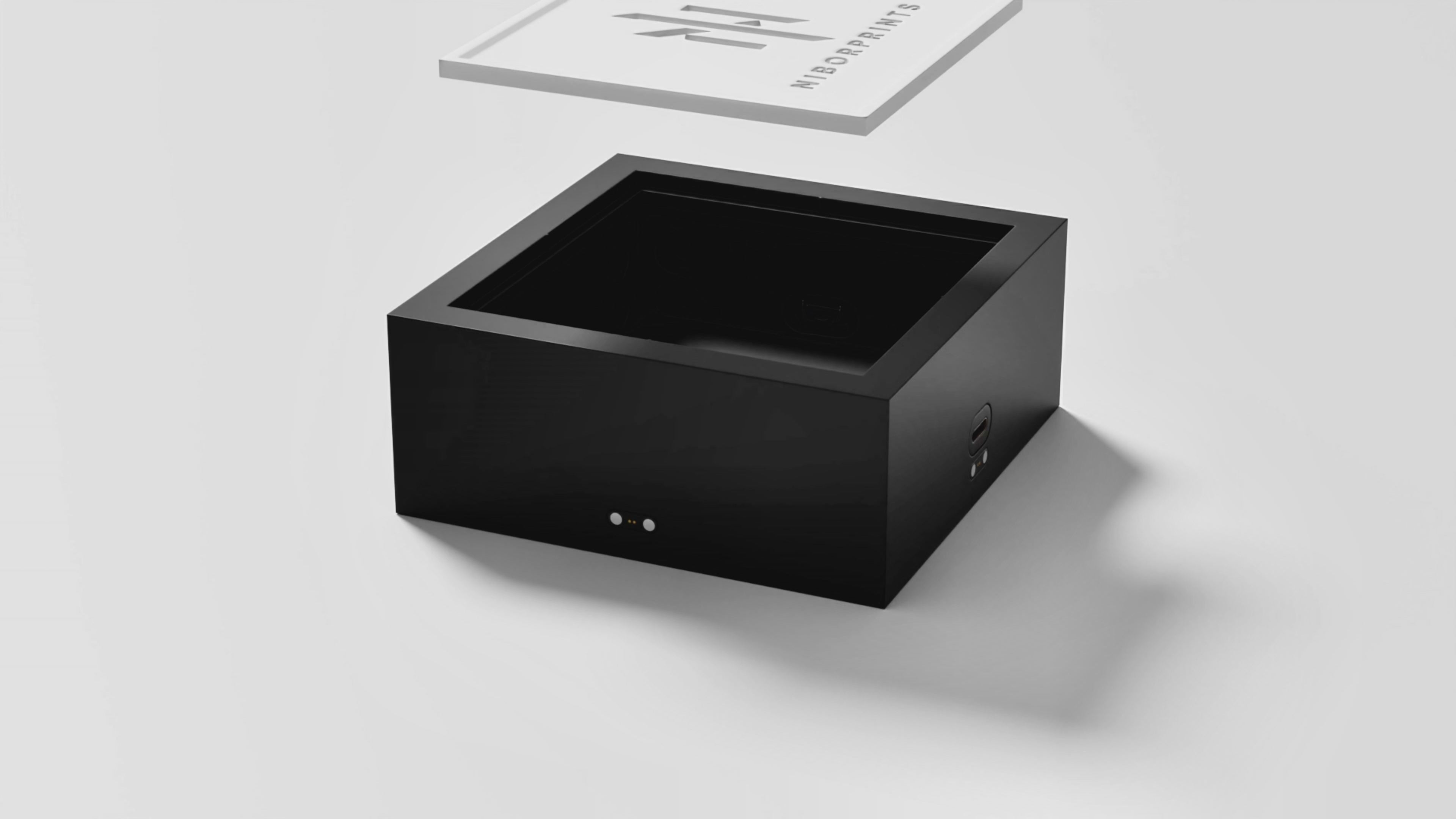 Video laden: Demonstratie van een verlicht FotoFrame met 3D-geprinte lithofane foto. Zodra het licht wordt ingeschakeld via stroomtoevoer, verschijnt het reliëfbeeld helder en sfeervol. De frames zijn onderling magnetisch koppelbaar, waardoor je meerdere foto's naadloos naast elkaar kunt presenteren. Werkt via USB-C voeding en is perfect voor gepersonaliseerde echo's, portretten of andere dierbare herinneringen.